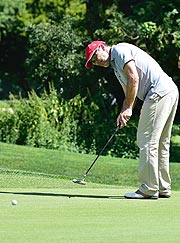 Schauspieler Michael Roll beim Golfen als  Teilnehmer der 16. TOP-Trophy in München-Eichenried. Foto: Jo Petrus/Image PhotoSchauspieler beim Golfen: Michael Roll und Elmar Wepper waren neben vielen Sportstars die prominenten Teilnehmer der 16. TOP-Trophy in München-Eichenried.  Foto: Jo Petrus/Image Photo